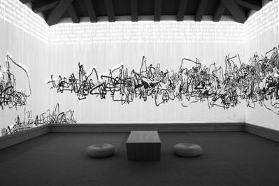 艺术家潘公凯的作品正在今日美术馆展览，这件《雪融残荷》将传统水墨画和多媒体技术结合业内认为这种创新的当代水墨作品才可能在国外受关注。