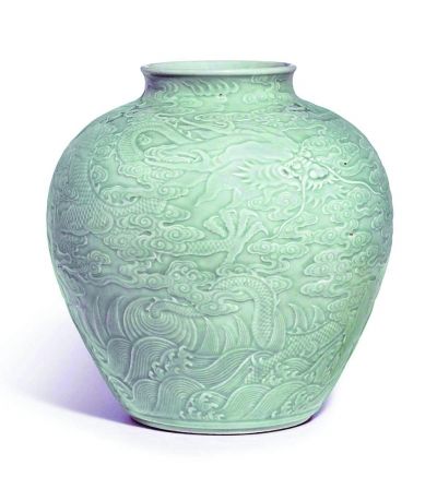 清乾隆粉青釉浮雕“苍龙教子”图罐，成交价9420万港元