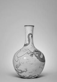 清乾隆 松石绿地洋彩胭脂料彩苍龙教子天球瓶 成交价：RMB　14,375,000