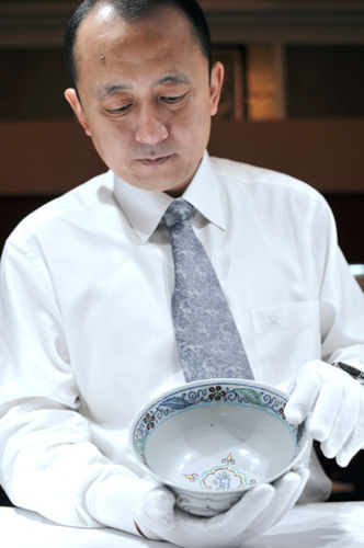 北京翰海秋拍中，元代卵白釉暗刻五彩戗金碗拍至7475万元。
