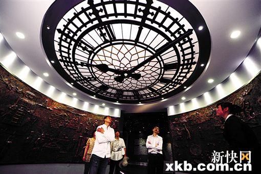■钟表传入后,对中国产生了深远的影响,图为游客在山东省烟台市钟表文化博物馆参观。新华社发(资料图)