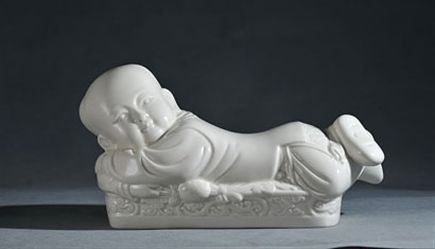 现藏于故宫博物院的定窑孩儿枕（下图）是中国古代瓷器中的珍品。刻画了一个素面光洁的孩儿，以其背部用作枕面（本版图片均为资料图片）