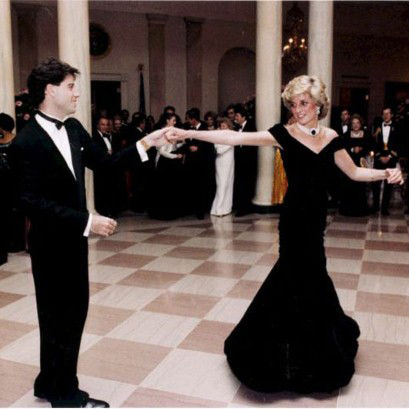 戴安娜1985年随夫访美时与美国演员约翰·特拉沃尔塔在白宫共舞时所穿礼服（资料图）