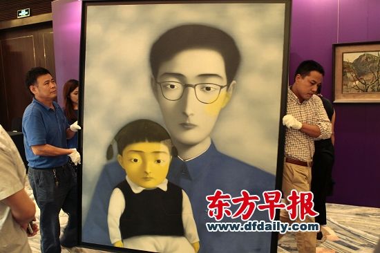 香港苏富比秋拍预展昨在沪举行，图为工作人员正在搬运张晓刚作品《血缘—大家庭12号》。早报记者 高剑平 图