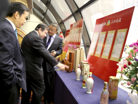 歌德盈香股份有限公司董事长刘晓伟先生向国外友人介绍古井贡酒原瓶老酒