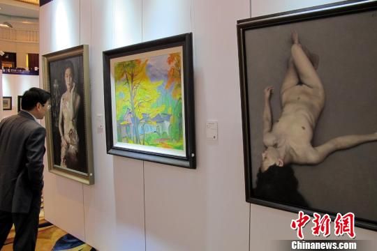 陈鸣逸《爱的眼睛》等油画精品，估价35万至85万人民币　姜煜　摄