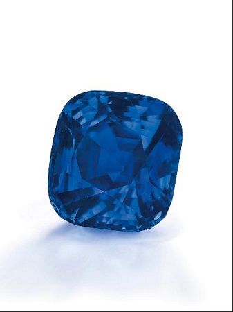 图为5月13日在瑞士拍卖的克什米尔蓝宝石，该宝石重35.09克拉。