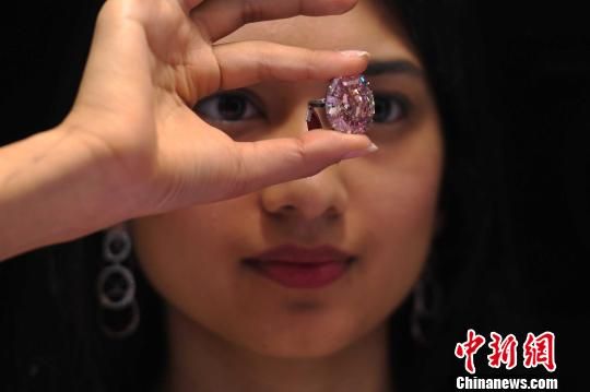 10月3日，香港苏富比在传媒预览展示即将拍卖一枚重59.6克拉椭圆形粉红钻。中新社发 谭达明 摄