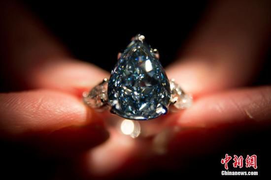 据悉，今年5月世界最大的蓝钻将在佳士得拍卖，这颗钻石将成为日内瓦珠宝拍卖会的焦点，估价在2100万美元至2500万美元之间。  