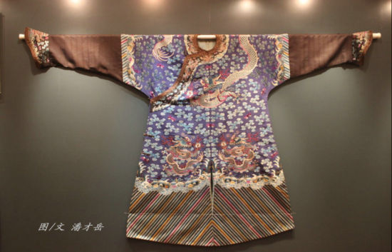 香港佳士得2013春拍·清光緒-藍地緞綢五蟒袍