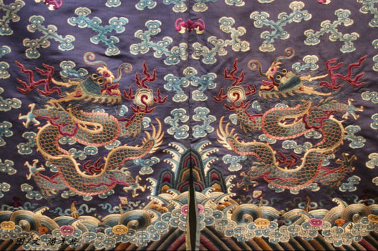 香港佳士得2013春拍·清光緒-藍地緞綢五蟒袍