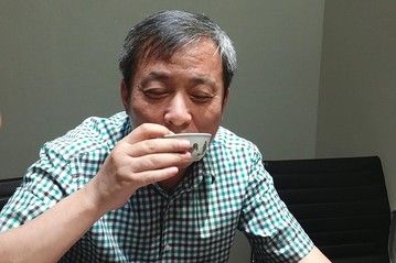 在将这只从香港拍得的“鸡缸杯”送到上海西岸保税仓库之前，刘益谦用它喝茶。