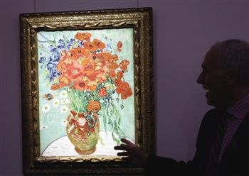 梵高的油彩布本静物画杰作《静物：插满雏菊和罂粟花的花瓶》