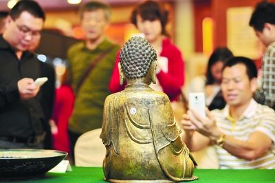  10月21日,长沙市潇湘华天大酒店湖南厅，这尊明代的铜鎏金释迦摩尼像受到众多文物爱好者关注。记者 童迪 摄