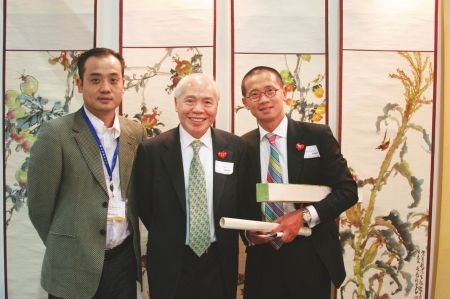  2006年5月香港亚洲古董艺术节，亚洲苏富比总裁程寿康先生（右）与其父亲（中）郑重收藏虎标行艺术馆所藏精品。
