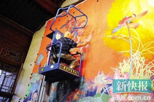 2009年7月，86岁的黄永玉在家中作画。（资料图）新华社发