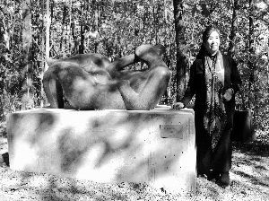何鄂和她的雕塑作品。本报记者田蹊摄