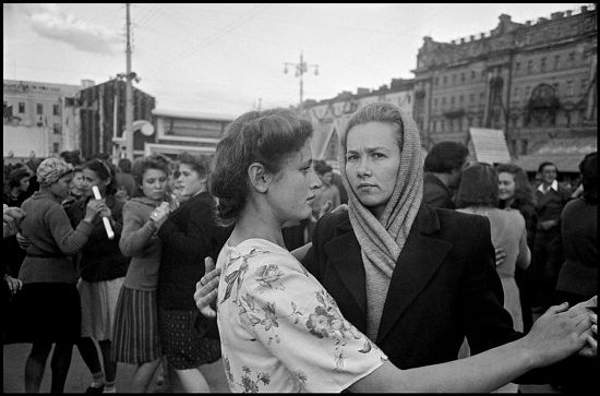 卡帕摄影作品《1947年莫斯科建城八百周年庆典上的妇女》