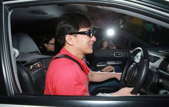 2014年4月10日，香港，成龙大哥亲自驾跑车与多名友人到达。成龙事后受访表示感谢记者朋友到来