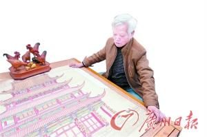 俞樟根展示手绘竹编图纸。