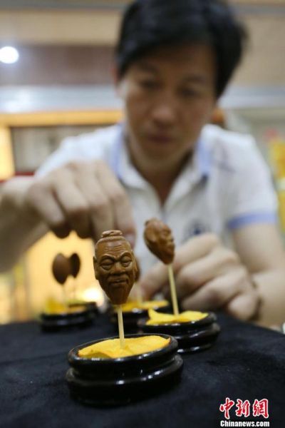 虎占林创作的蛋雕作品 杨正华 摄
