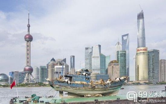 《九级浪》在外滩前的黄浦江上驶过，上海，2014年。