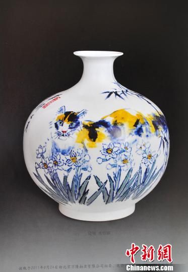 李涵教授的瓷瓶《水仙猫》，2011年由北京万隆拍卖公司拍卖，底价15万元，20万元拍出。　翟羽佳　摄