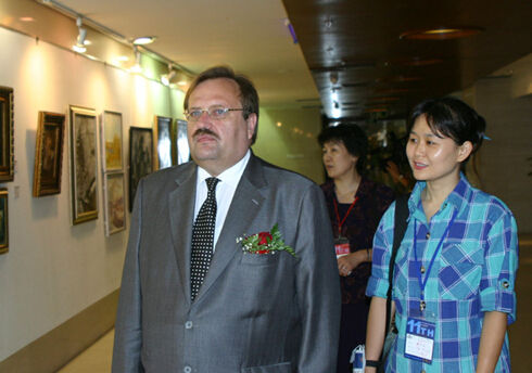第十一届中国艺术博览会暨首届俄罗斯艺术品博览会，俄罗斯公使贡恰罗夫和闵莉在画展现场