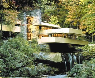流水别墅是赖特为卡夫曼家族设计的别墅,在瀑布之上,悬空的楼板锚固在