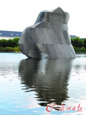 《荷兰的山》 （不锈钢） 高8米 2014年 荷兰
