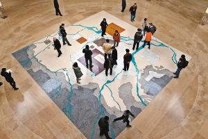 昨日，游客在西安博物院展厅参观《西安都城变迁图》 记者 张宇明 摄