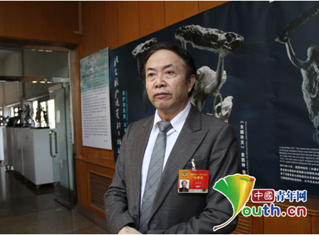 全国政协委员、北京金台艺术馆馆长、著名雕塑家袁熙坤接受记者采访。记者 连瑞谦 摄