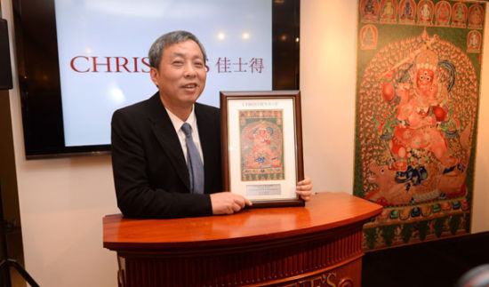 3月12日，刘益谦在香港佳士得拍卖行展示唐卡拍品证书。 新华社 供图 