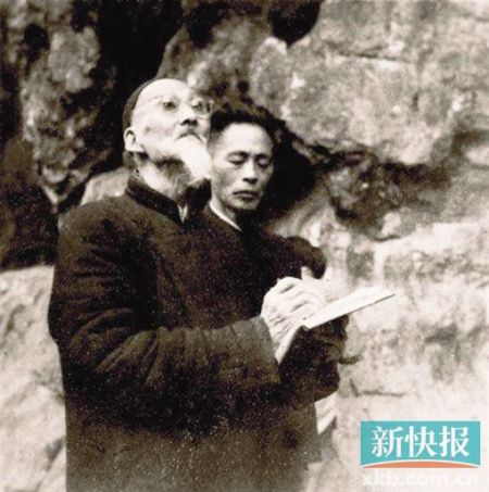 1954年,黄宾虹与诸乐三在杭州飞来峰洞外。(雅昌供图)