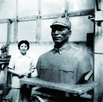 1958年邹佩珠做彭雪枫雕像
