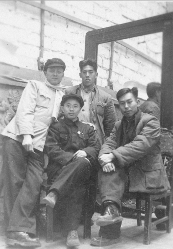 1954年3月于北京人民英雄纪念碑工作室与三同行合影