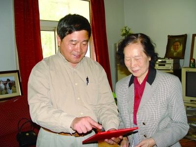 2006年6月8日，作者看望廖静文。作者提供