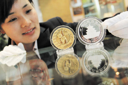 图为去年发行的中国熊猫金币发行30周年金银纪念币。IC图