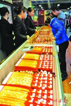 广州市民在黄金饰品柜台挑选。记者王燕 摄