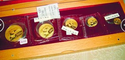 长沙市面上销售的2014年熊猫金币小套装。 记者 梁兴 摄
