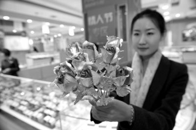 昨天,199元一枝的金箔玫瑰现身国华商场。京华