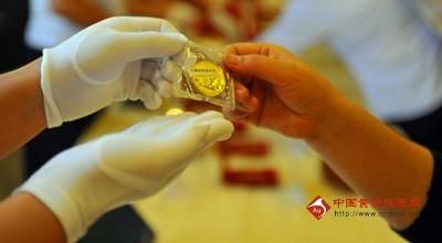 熊猫金币是以中国国宝——熊猫为主图的《熊猫》金币作为中国人民银行发行的普制金币。