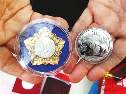 左边纪念章不仅做工粗糙，问题还有不少；右边是人民银行发行的熊猫纪念银币