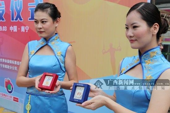 中国邮政工作人员现场展示体操世锦赛纪念章。广西新闻网记者 杨郑宝摄