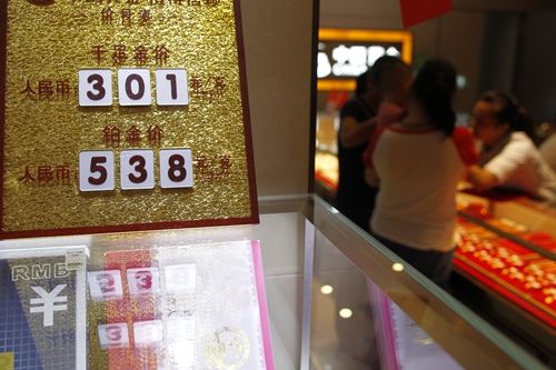 10月4日，长沙东塘某金店，黄金专柜挂出的黄金牌价是301元/克。图/记者华剑