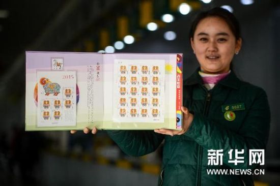 1月4日，合肥市四牌楼邮政支局工作人员在展示《乙未年》特种邮票。新华网图片 张端 摄