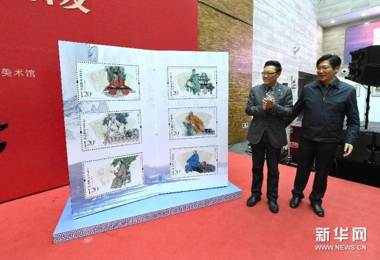 4月4日，高云（左）在首发式上为自己创作设计的《中国古代文学家（四）》纪念邮票揭幕。