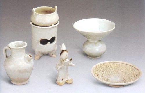 唐邢窑茶具模型及瓷塑读经人物，1950年河北唐县出土，冠顶开口可以少许注水。