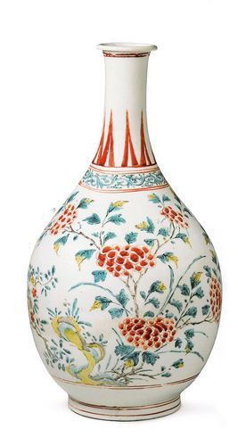 五彩缠枝花卉纹瓶 江户时代，1660～1680 产地：有田 高：45.2厘米，腹径：24.2厘米
