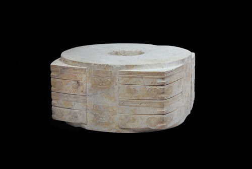 良渚文化 玉琮 通高8.9厘米，重6500克，是良渚文化最大、最精美的玉琮，被誉为“琮王”。浙江省博物馆藏。